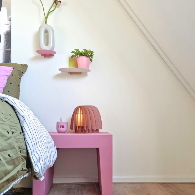 Tafellamp Toad in de kleur Aged Pink op nachtkastje